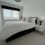 Ultra Modern 2 Bed Apartment In Edinburgh