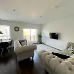 Ultra Modern 2 Bed Apartment In Edinburgh